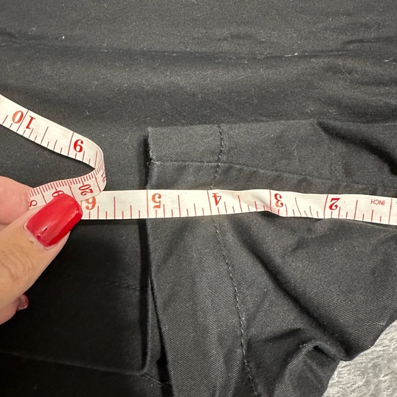 WOMEN’S BLACK OLD NAVY SHORTS SIZE 8 - Picture 4 of 4